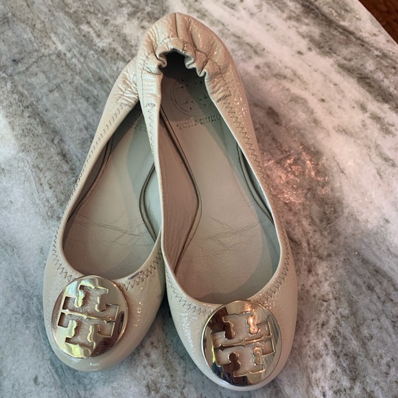 Tory Birch Cream Patent Reva Leather Ballet Flats - Picture 4 of 8